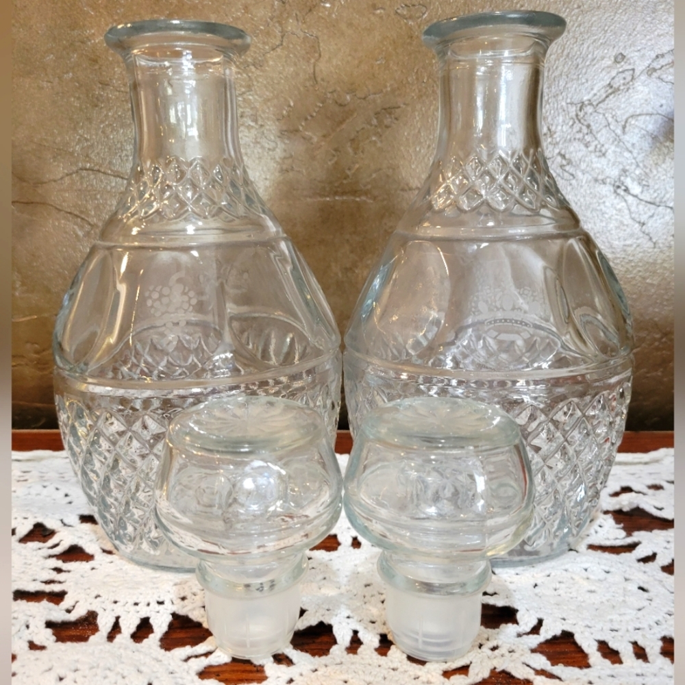 Vintage - Royal Crown & Grape Glass Whiskey Decanter set of 2 - Picture 3 of 6